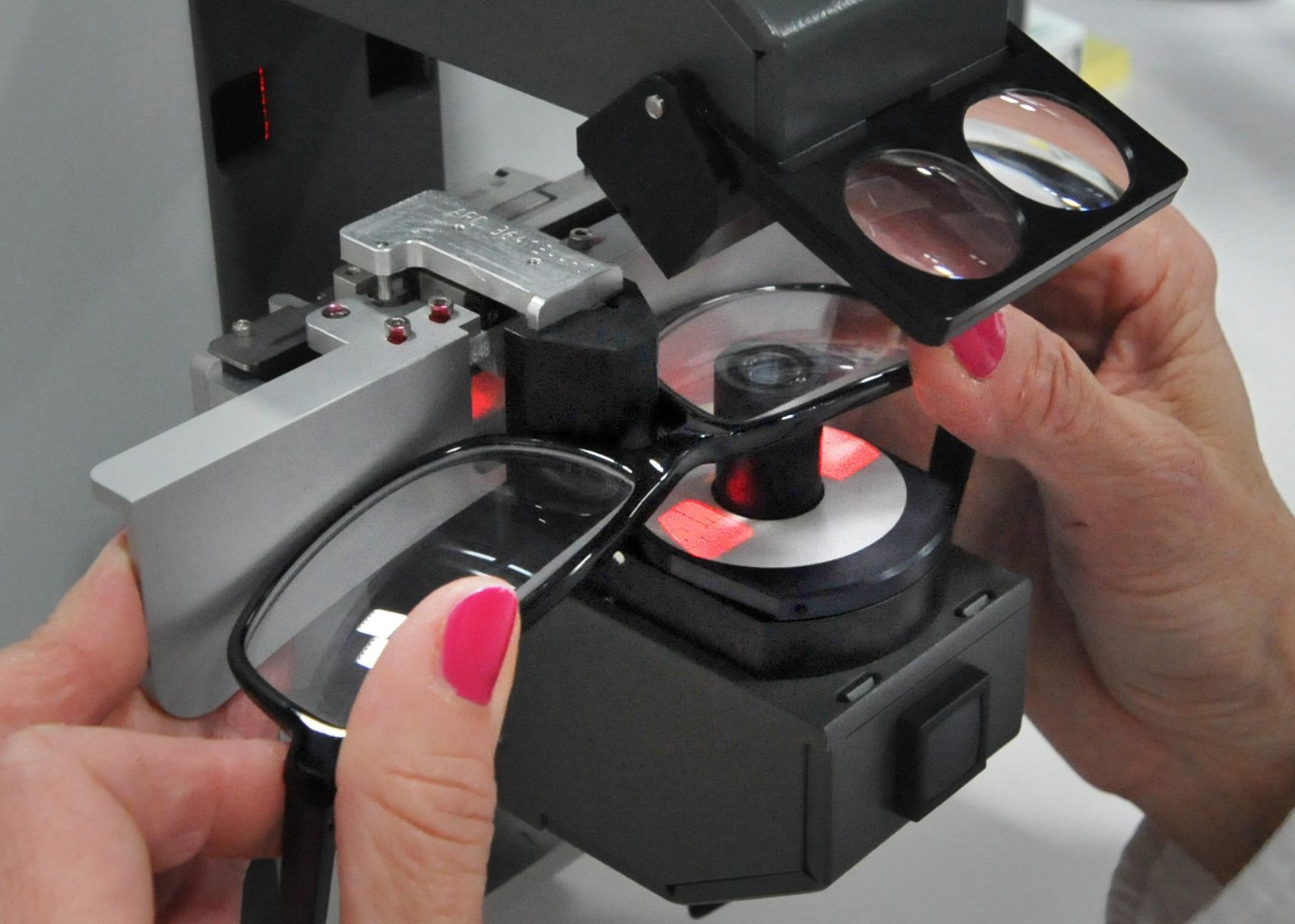 Scratch-resistant lenses